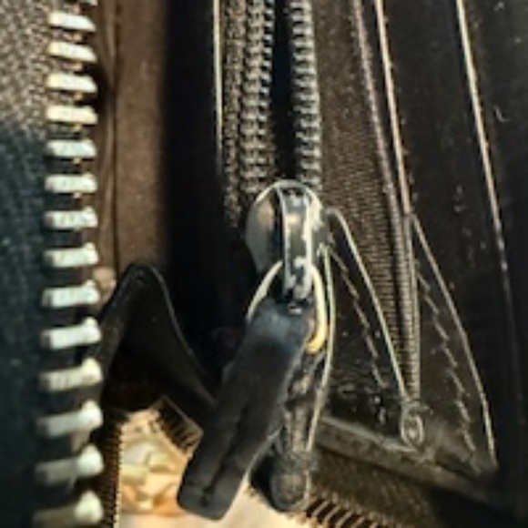 ❤️Gucci USED Sima Emboseed Black Zippy *PRE-LOVED - Picture 9 of 9